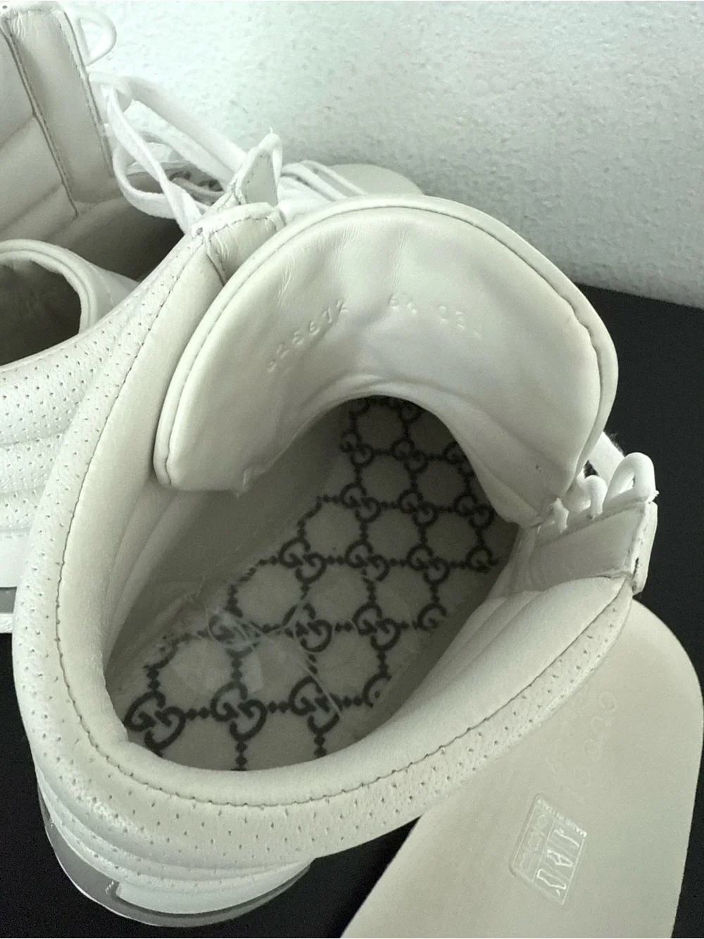 EUC Gucci Ace Interlocking G Logo White Leather High Top Sneakers